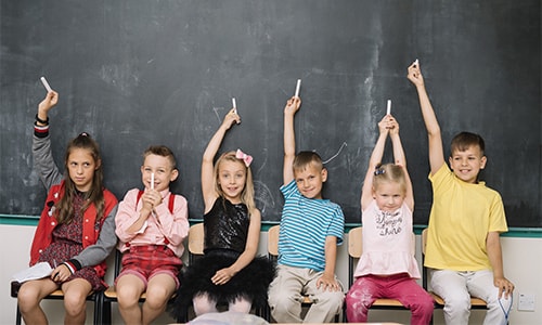 KİTAPLAR DEVLETTEN. İÇİ KALEM,DEFTER,SİLGİ DOLU DOLU ÇANTA DERNEKTEN.